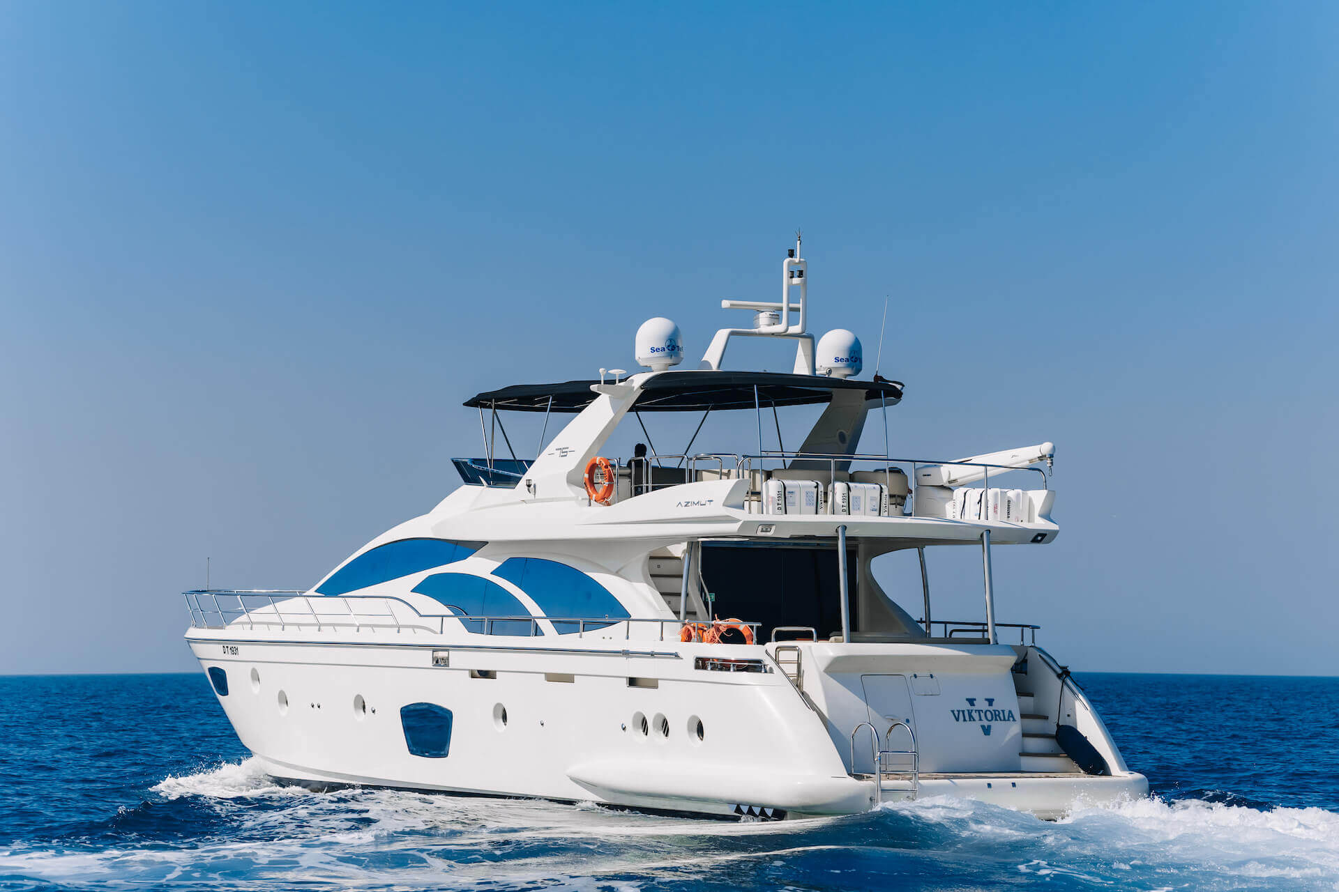 how to rent a yacht in dubai