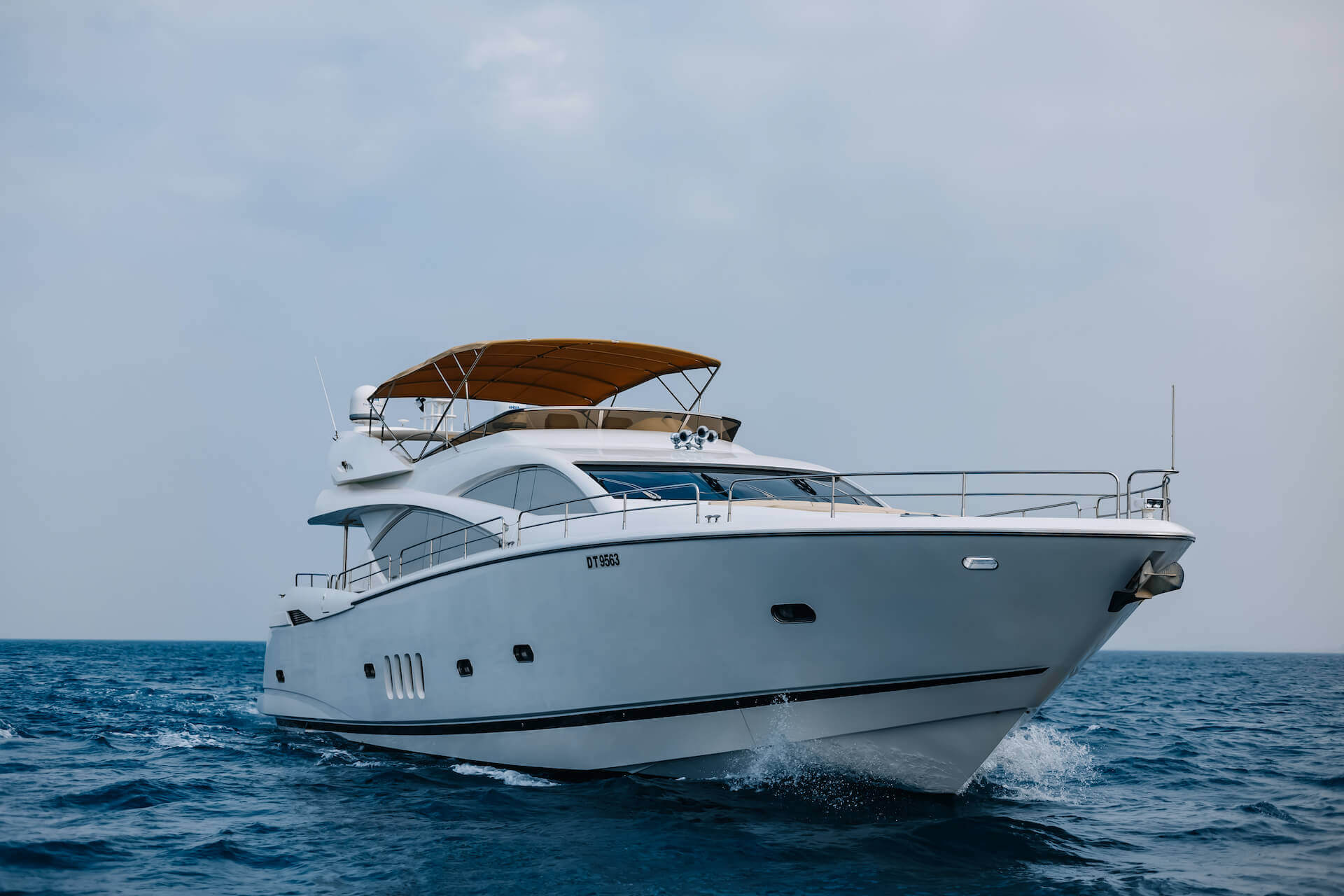 how to rent a yacht in dubai